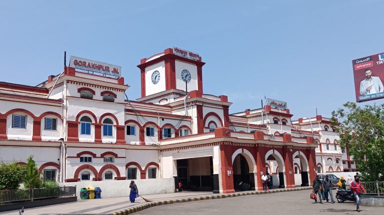 Front_gate_of_Gorakhpur_Junction_railway_station